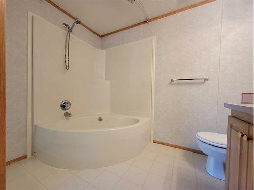 517 Kimble Street, Rural Grande Prairie No. 1, County Of, AB - Indoor Photo Showing Bathroom