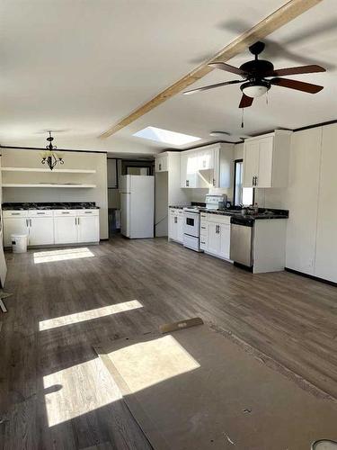 20 Dogwood Avenue, High Level, AB - Indoor Photo Showing Kitchen