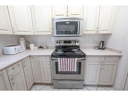 6122 98 Street, Grande Prairie, AB - Indoor Photo Showing Kitchen