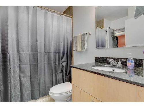 9851 80 Avenue, Grande Prairie, AB - Indoor Photo Showing Bathroom