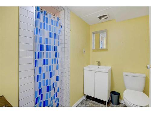9851 80 Avenue, Grande Prairie, AB - Indoor Photo Showing Bathroom