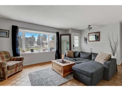 9851 80 Avenue, Grande Prairie, AB - Indoor Photo Showing Living Room
