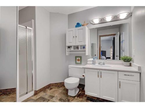 739 Oak Drive, Beaverlodge, AB - Indoor Photo Showing Bathroom