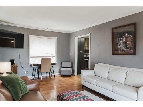 10107 92A Street, Grande Prairie, AB - Indoor Photo Showing Living Room