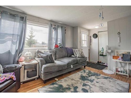 5201 45 Street, Grimshaw, AB - Indoor Photo Showing Living Room