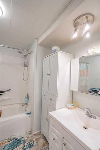 5201 45 Street, Grimshaw, AB - Indoor Photo Showing Bathroom