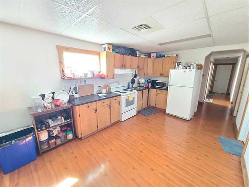 9602 96 Avenue, Peace River, AB - Indoor Photo Showing Kitchen