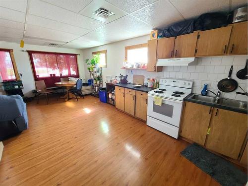 9602 96 Avenue, Peace River, AB - Indoor Photo Showing Kitchen