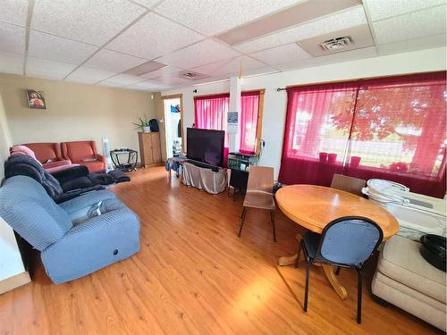 9602 96 Avenue, Peace River, AB - Indoor Photo Showing Living Room