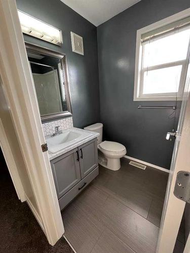 8911 62 Avenue, Grande Prairie, AB - Indoor Photo Showing Bathroom