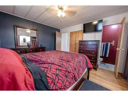 715077 Range Road 34, Rural Grande Prairie No. 1, County Of, AB - Indoor Photo Showing Bedroom