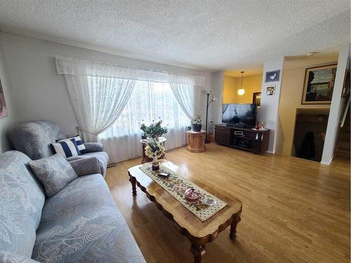 4811 45 Street, Grimshaw, AB - Indoor Photo Showing Living Room