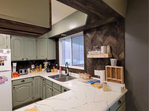 5405 52 Street, Berwyn, AB - Indoor Photo Showing Kitchen With Double Sink