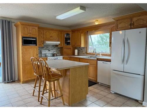 924 4 Avenue, Hines Creek, AB - Indoor Photo Showing Kitchen With Double Sink