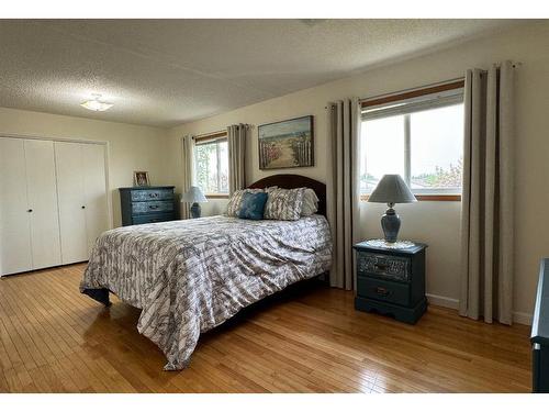 924 4 Avenue, Hines Creek, AB - Indoor Photo Showing Bedroom