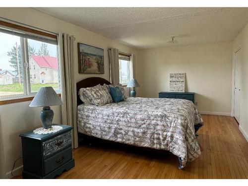 924 4 Avenue, Hines Creek, AB - Indoor Photo Showing Bedroom