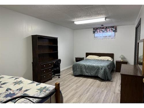 924 4 Avenue, Hines Creek, AB - Indoor Photo Showing Bedroom