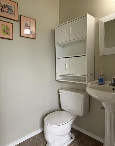 924 4 Avenue, Hines Creek, AB - Indoor Photo Showing Bathroom