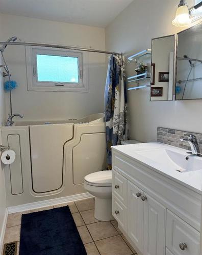 924 4 Avenue, Hines Creek, AB - Indoor Photo Showing Bathroom