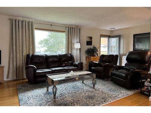 924 4 Avenue, Hines Creek, AB - Indoor Photo Showing Living Room