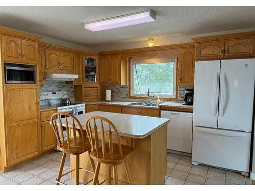 924 4 Avenue, Hines Creek, AB - Indoor Photo Showing Kitchen