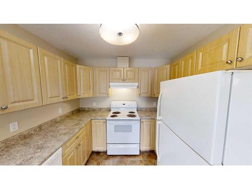 A/B-9917 109 Avenue, Grande Prairie, AB - Indoor Photo Showing Kitchen