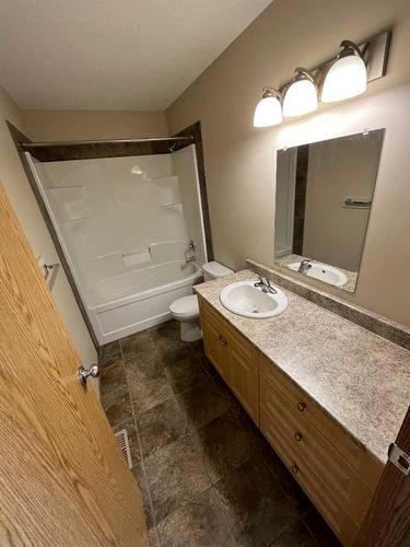 A/B-9917 109 Avenue, Grande Prairie, AB - Indoor Photo Showing Bathroom