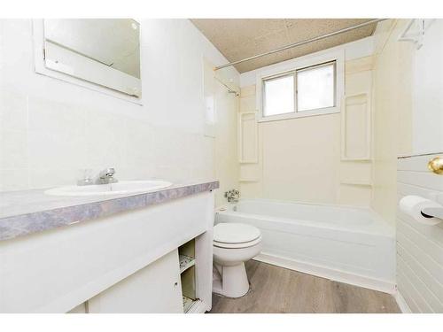 9513 108 Avenue, Grande Prairie, AB - Indoor Photo Showing Bathroom