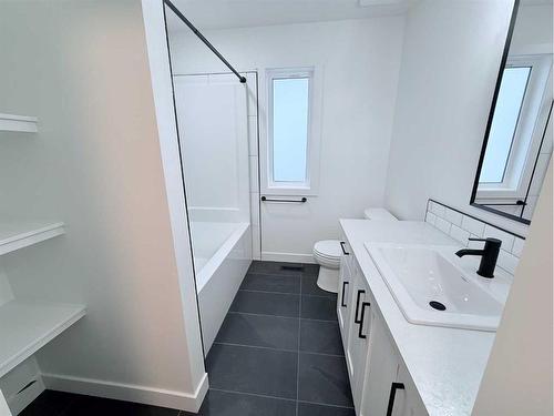 8653 122 Avenue, Grande Prairie, AB - Indoor Photo Showing Bathroom