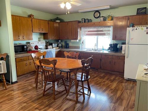 11848 102 Avenue, Fairview, AB - Indoor Photo Showing Kitchen With Double Sink