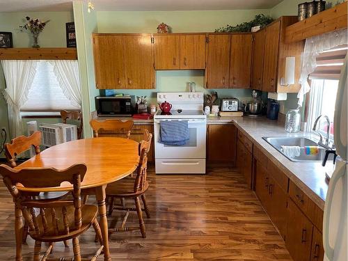 11848 102 Avenue, Fairview, AB - Indoor Photo Showing Kitchen With Double Sink