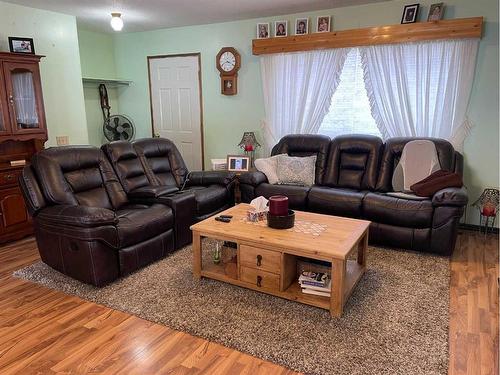 11848 102 Avenue, Fairview, AB - Indoor Photo Showing Living Room