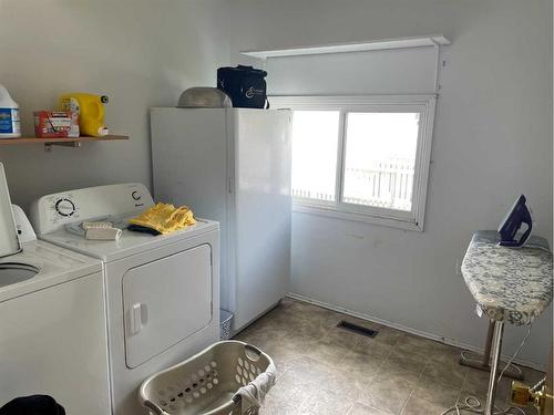 11848 102 Avenue, Fairview, AB - Indoor Photo Showing Laundry Room