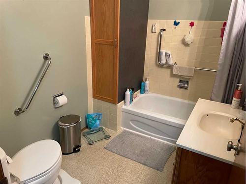 11848 102 Avenue, Fairview, AB - Indoor Photo Showing Bathroom