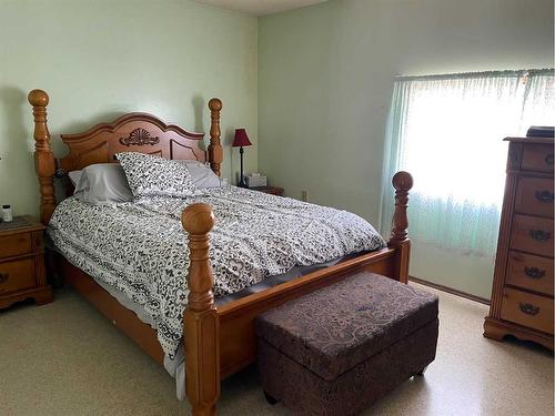 11848 102 Avenue, Fairview, AB - Indoor Photo Showing Bedroom