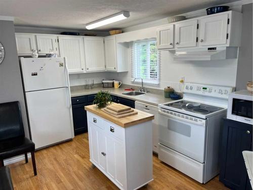 4709 50 Avenue, Grimshaw, AB - Indoor Photo Showing Kitchen