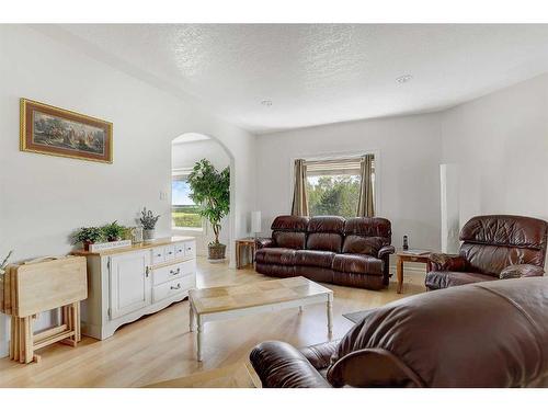 17-713019 Rr 71, Rural Grande Prairie No. 1, County Of, AB - Indoor Photo Showing Living Room