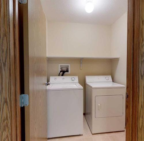 302-12015 Royal Oaks Drive, Grande Prairie, AB - Indoor Photo Showing Laundry Room