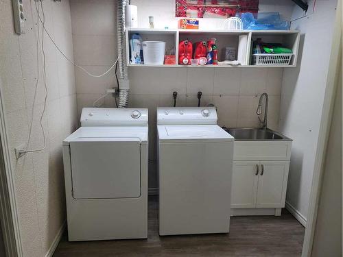 9607 85 Avenue, Peace River, AB - Indoor Photo Showing Laundry Room