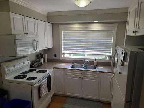 9607 85 Avenue, Peace River, AB - Indoor Photo Showing Kitchen With Double Sink