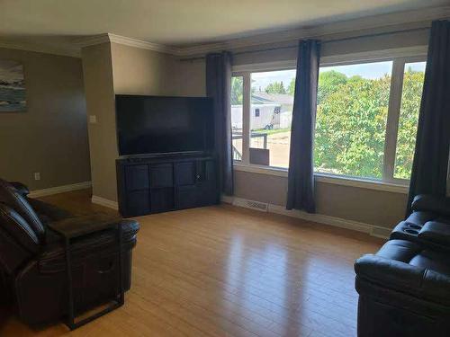 9607 85 Avenue, Peace River, AB - Indoor Photo Showing Living Room