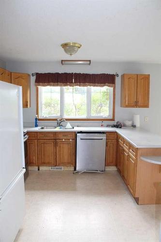 304 6Th Avenue Se, Manning, AB - Indoor Photo Showing Kitchen