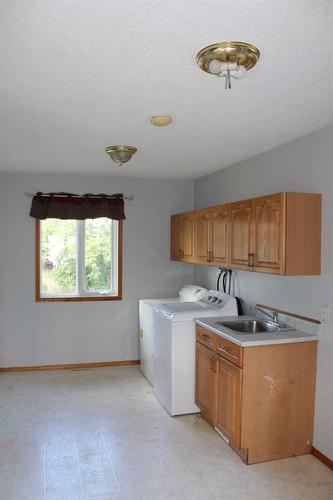 304 6Th Avenue Se, Manning, AB - Indoor Photo Showing Laundry Room