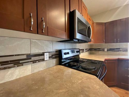 922 2 Avenue, Beaverlodge, AB - Indoor Photo Showing Kitchen