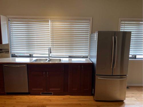 922 2 Avenue, Beaverlodge, AB - Indoor Photo Showing Kitchen With Double Sink