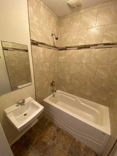 922 2 Avenue, Beaverlodge, AB - Indoor Photo Showing Bathroom