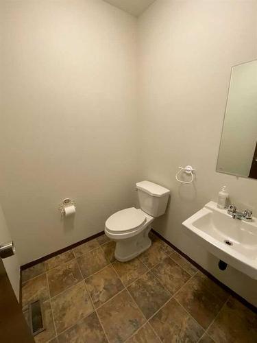 922 2 Avenue, Beaverlodge, AB - Indoor Photo Showing Bathroom