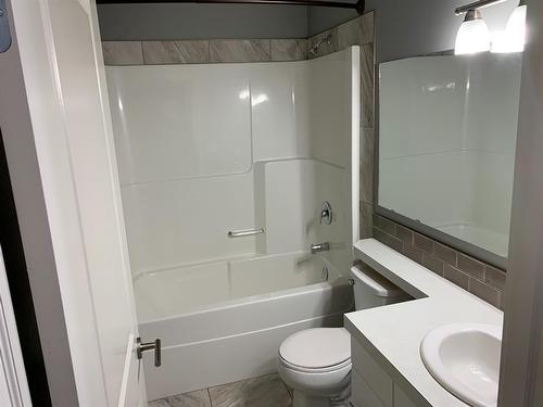 9709 113 Avenue, Clairmont, AB - Indoor Photo Showing Bathroom