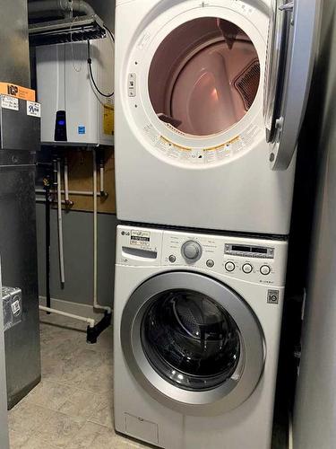 9709 113 Avenue, Clairmont, AB - Indoor Photo Showing Laundry Room