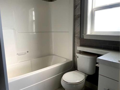 9709 113 Avenue, Clairmont, AB - Indoor Photo Showing Bathroom